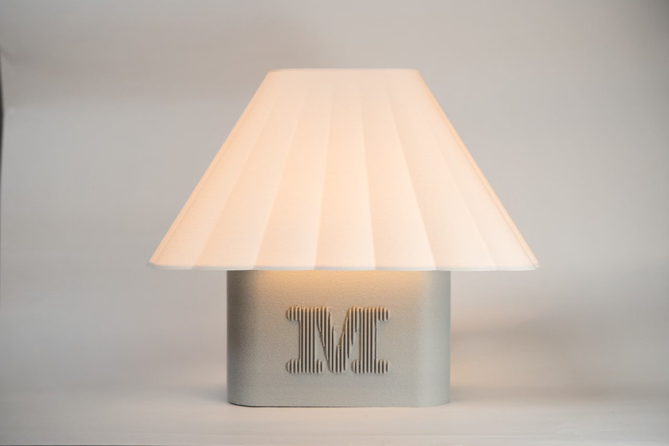 Luminária Acalanto iluminada com luz quente 3000K para quarto de bebê