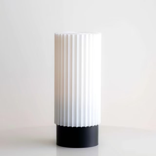 Luminária Slim — perfil fino com iluminação suave e aconchegante