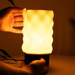 Luminária Sinuosa — design curvilíneo com iluminação suave