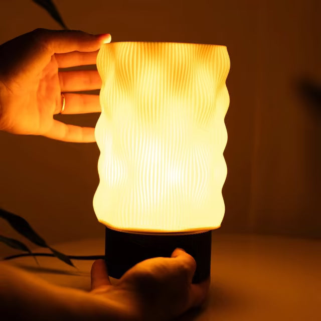 Luminária Sinuosa — design curvilíneo com iluminação suave