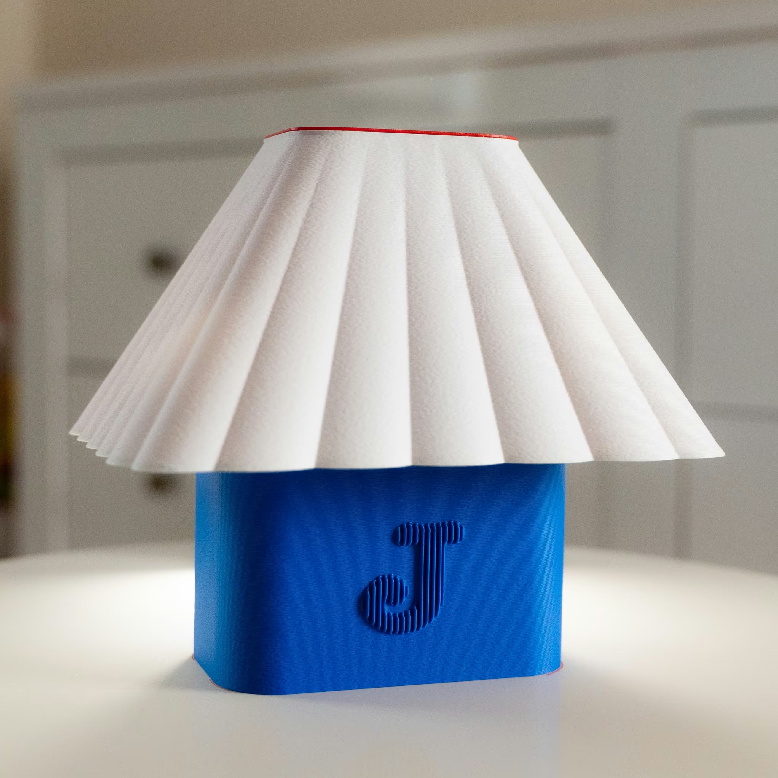 Luminária Acalanto — peça única em impressão 3D com inicial do bebê | Trekko