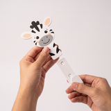 Mãos separando a zebra do suporte com gancho