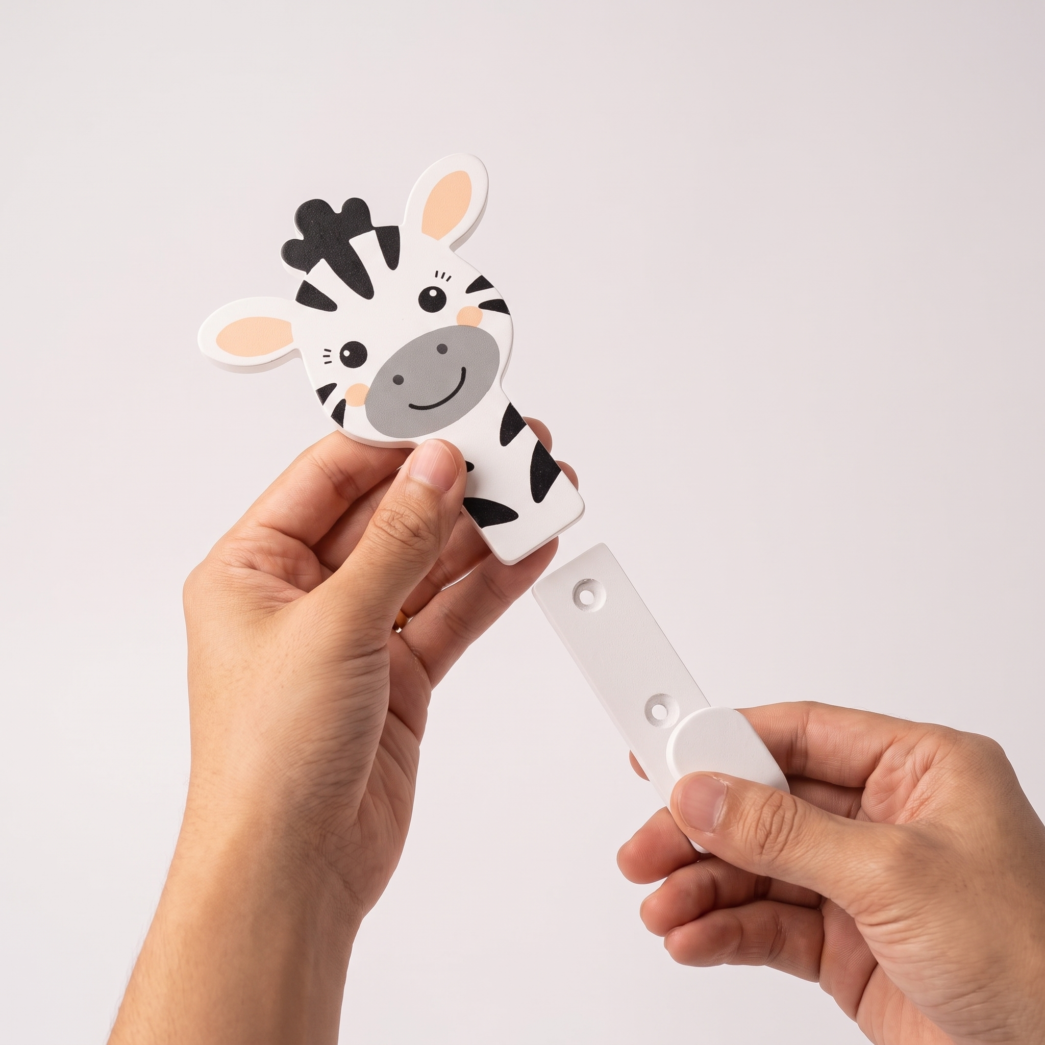 Mãos separando a zebra do suporte com gancho